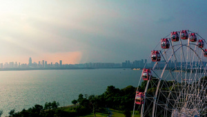 4K武汉东湖之眼摩天轮大气航拍实拍视频30秒视频