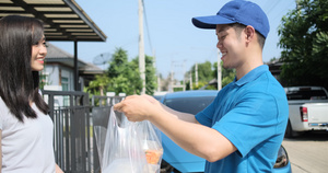 从超市向女性客户服务客户前门店发送塑料袋9秒视频