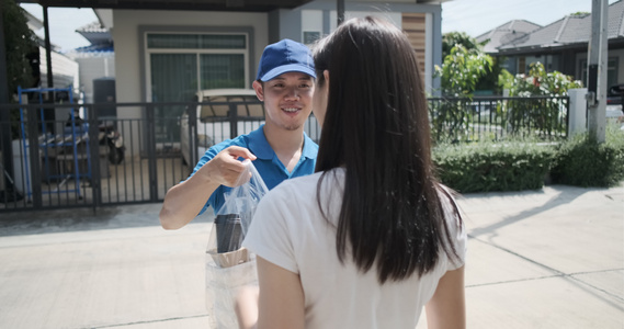 从超市向女性客户服务客户前门店发送塑料袋当科罗纳视频