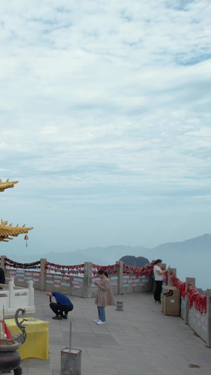 5A洛阳白云山景区最高峰金殿航拍视频河南旅游50秒视频