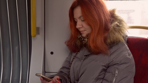 在公共交通工具的智能电话上传递女性短信信息7秒视频