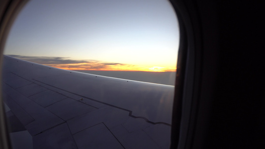 飞机窗外的日落视频