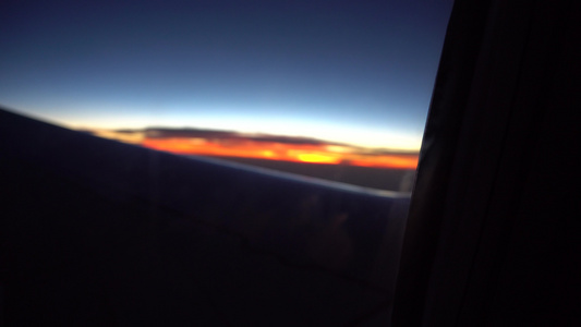 飞机窗外的日落视频
