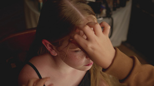 给十几岁的女孩做发型的理发师15秒视频