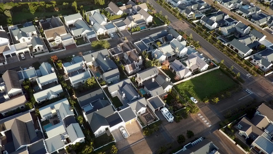 在郊区房屋上方的空中空中视频