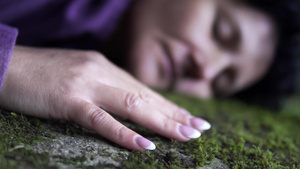 美丽的情绪低落的女人躺在草地上18秒视频