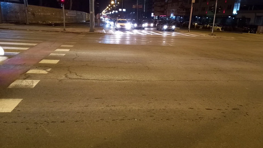 夜间交叉城市内有交通灯和汽车视频