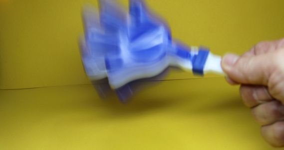 一只蓝色和白色的塑料手被摇动视频