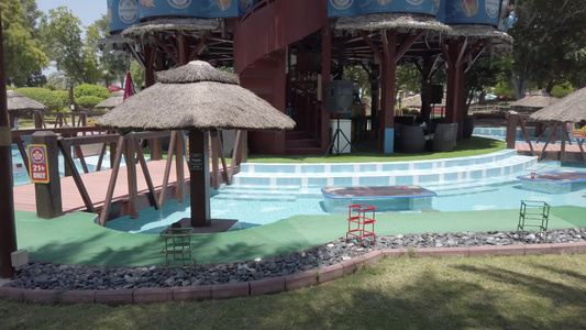 水公园带雨伞的空泳池条视频