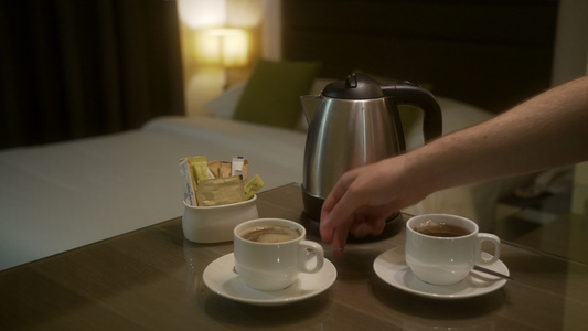在旅馆房间煮咖啡和茶视频