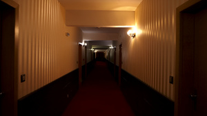 第一视角视频在灯光差的旅馆大厅中行走14秒视频