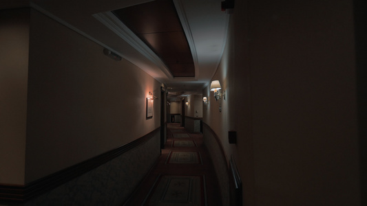 灯光暗暗的旅馆走廊视频