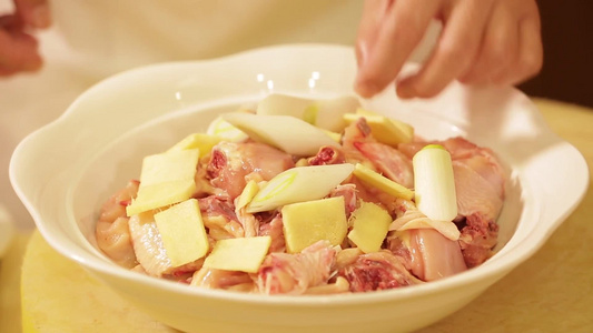 葱姜水料酒调料腌制鸡肉去腥入味视频