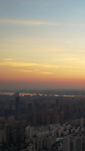 航拍城市夕阳晚霞落日天空自然湖景高楼天际线素材城市素材视频