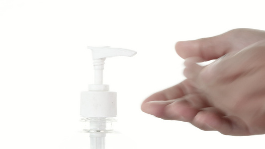 妇女用酒精凝胶手按摩或抗菌肥皂净化剂密切洗手以防止视频