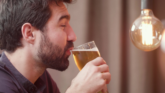 长胡子的年轻人喝酒喝啤酒和酒保聊天跟酒保说话视频