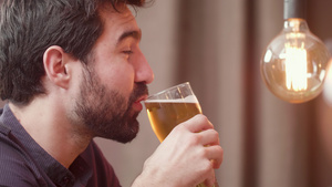 长胡子的年轻人喝酒喝啤酒21秒视频