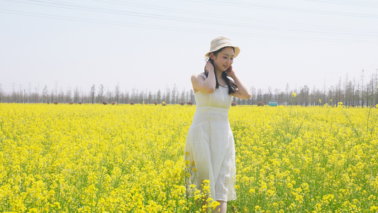 长裙女人在油菜花田里视频