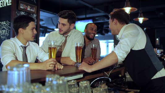 真正的男人在酒吧的啤酒活动视频