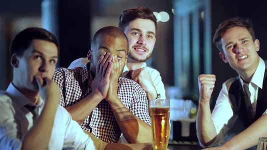 男人在聚会和喝啤酒时欢呼欢乐视频