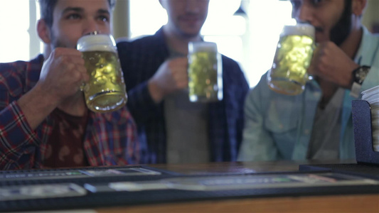 男人喝啤酒欢庆队的胜利视频