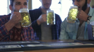 男人喝啤酒欢庆队的胜利10秒视频