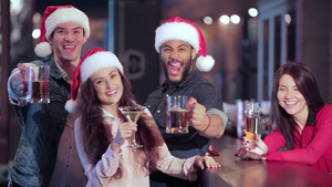 三个朋友在圣塔帽和酒吧后面的女孩喝杯啤酒12秒视频