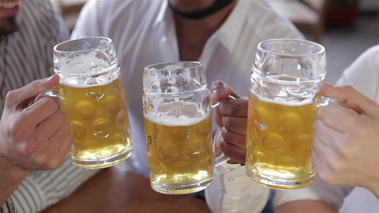 三个喝啤酒的年轻男子的顶部风景视频