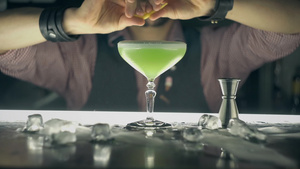 在酒吧做绿色鸡尾酒44秒视频