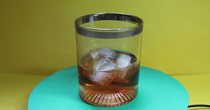 玻璃杯里的威士忌和冰块26秒视频