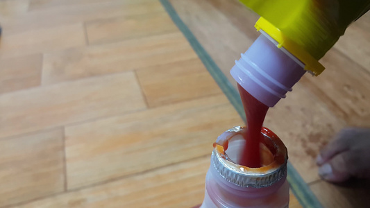 红番茄番茄酱从黄瓶子倒入小瓶子视频
