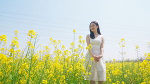 长裙女人在油菜花田里38秒视频