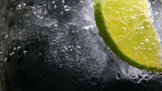 排毒或口渴的概念健康饮食营养冷柠檬水酸橙饮料黑色背景视频