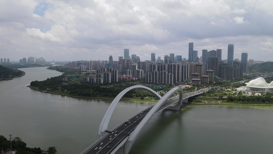 航拍广西南宁大桥交通视频