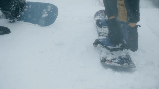 冬季滑雪运动穿着单板雪具视频