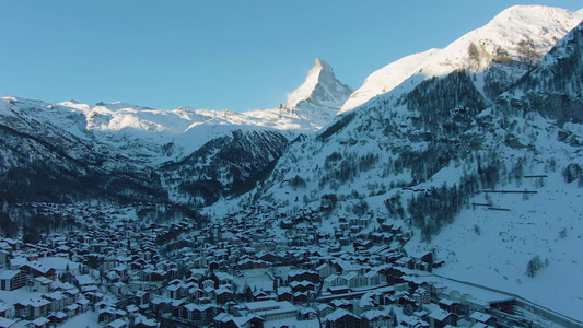 阳光明媚的冬日采尔马特村和马特宏峰山瑞士空中无人机视频