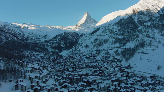 阳光明媚的冬日早晨的采尔马特村和马特宏峰山瑞士空中视频