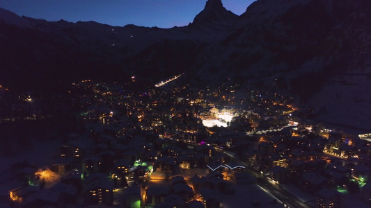 在冬夜照亮采尔马特村和马特宏峰瑞士阿尔卑斯山瑞士鸟瞰图视频