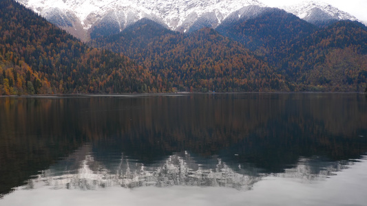 秋天的湖和山视频