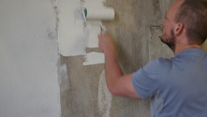 墙上的油漆滚筒用白色翻新35秒视频