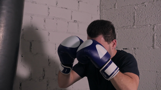 残酷的拳击手在拳击俱乐部拳击战斗袋的手套运动员在白视频