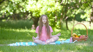 在公园里做瑜伽的小女孩16秒视频