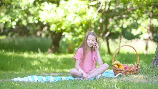 在公园里做瑜伽的小女孩视频