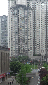 网红重庆穿越楼房的轨道交通狮子坪轻轨视频
