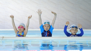 暑假里小朋友在游泳池培训欢乐的挥手8秒视频