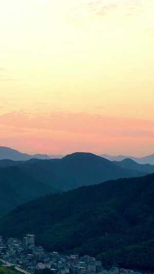 晚霞倒影在山涧河流天际线8秒视频