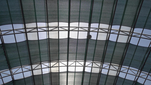 现代建筑结构的现代化建筑结构金属屋顶内部视频