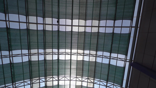 机场或大厅的屋顶结构屋顶结构由钢架和滤光玻璃组成视频