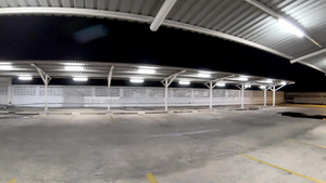 车库是夜间和亮光时用停车场8秒视频
