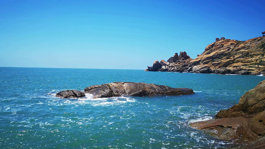 实拍夏日海边风光海上礁石海浪视频